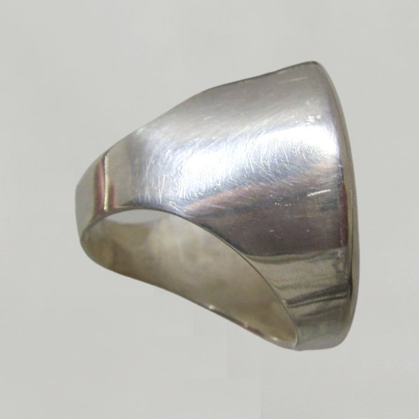 (r1331)Silver ring with plant-like motif.